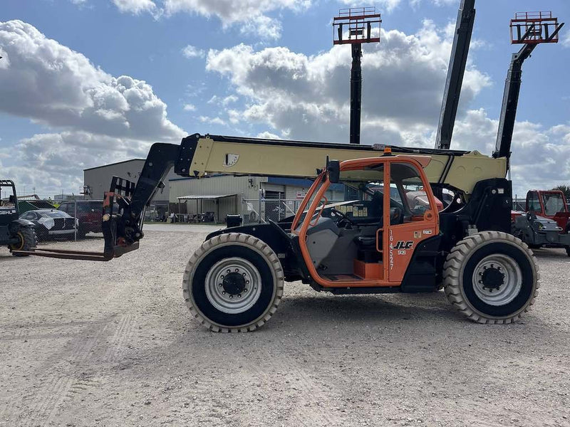 Used 2016 JLG 742 Telehandler Forklift, photo 2