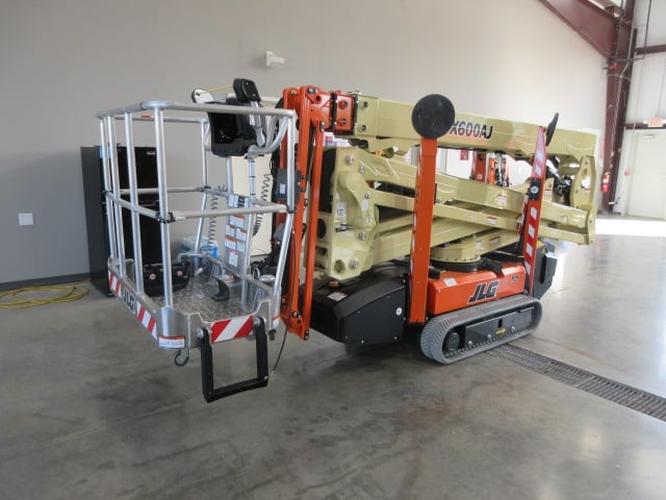 New 2026 JLG X600AJ Tracked-Drive Boom Lift, photo 2