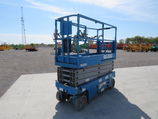 Used 2017 GENIE GS-2632 Scissor Lift, photo 2