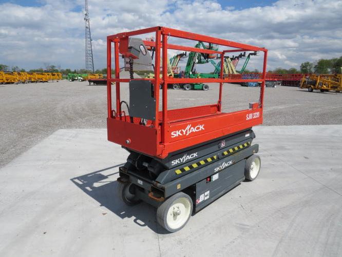 Used 2017 SKYJACK SJ3220 Scissor Lift, photo 2