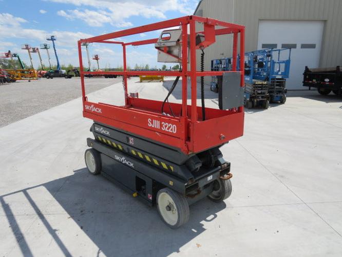 Used 2017 SKYJACK SJ3220 Scissor Lift, photo 4