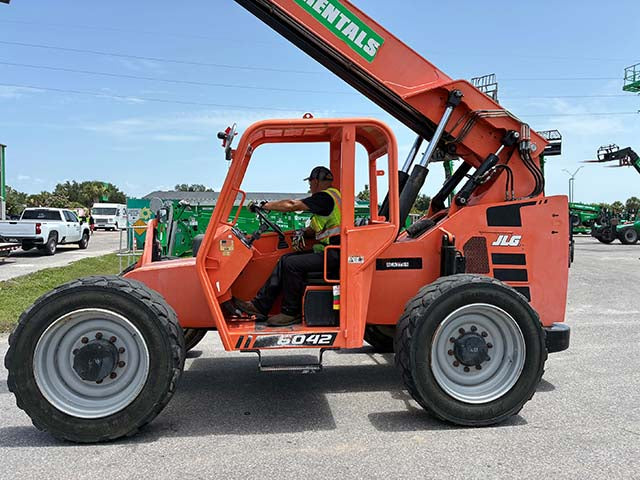 Used 2017 SKYTRAK 6042 Telehandler Forklift