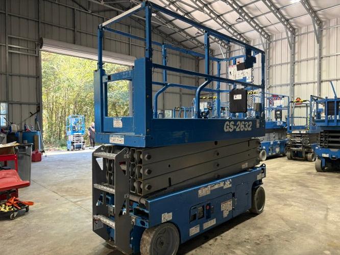 Used 2019 GENIE GS-2632 Scissor Lift, photo 2